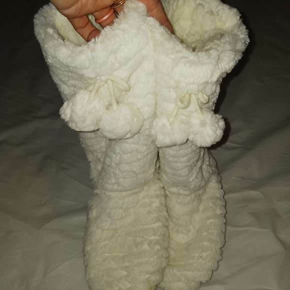 FUZZY Slipper Booties Sz 7-8 - Picture 2 of 5